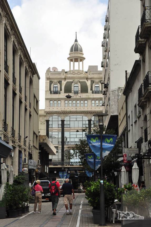 Caminhando nas ruas do Centro Velho de Montevideo, no Uruguai